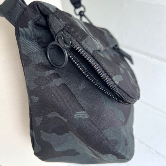 LULULEMON All Night Festival Bag in Jacquard Camo Obsidian/Black - Picture 5 of 16